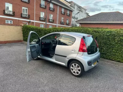 Peugeot 107 1L Urban Red #63