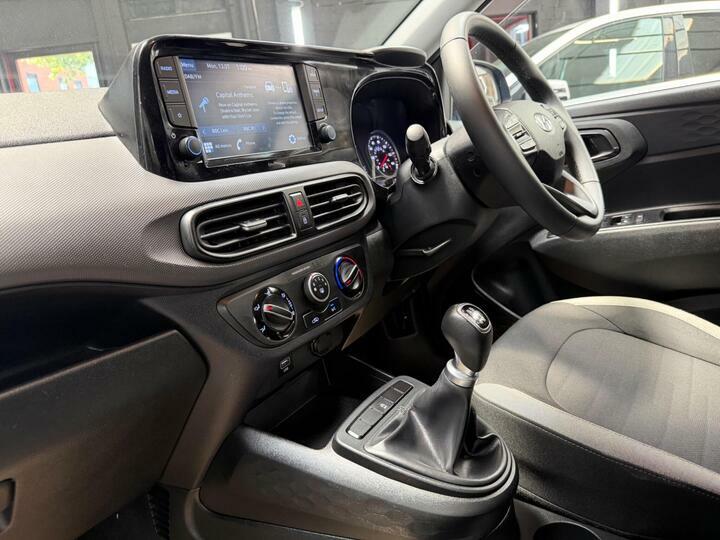 Hyundai I10 Hatchback White #30