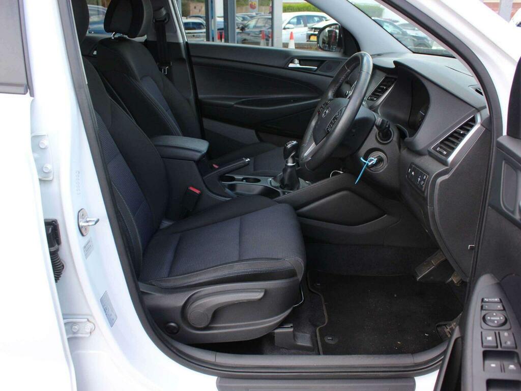 Hyundai Tucson 1.7 Crdi Blue Drive Se Nav Euro 6 Ss White #4