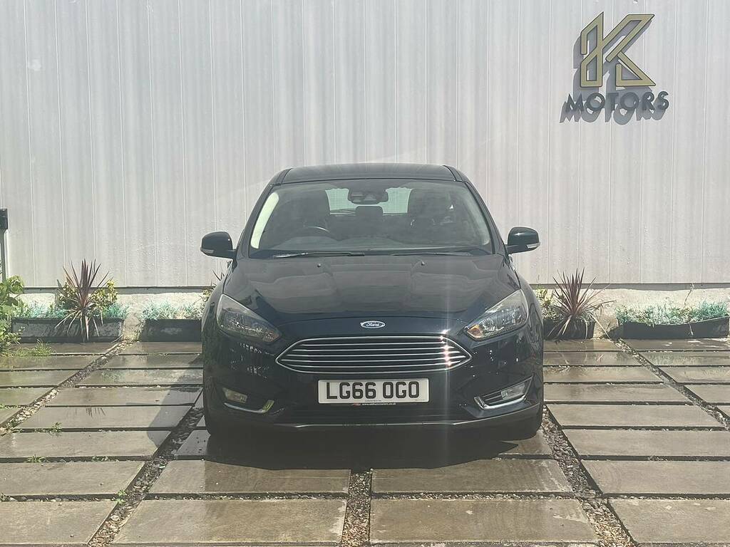 Ford Focus 1.0T Ecoboost Titanium Hatchback Black #2