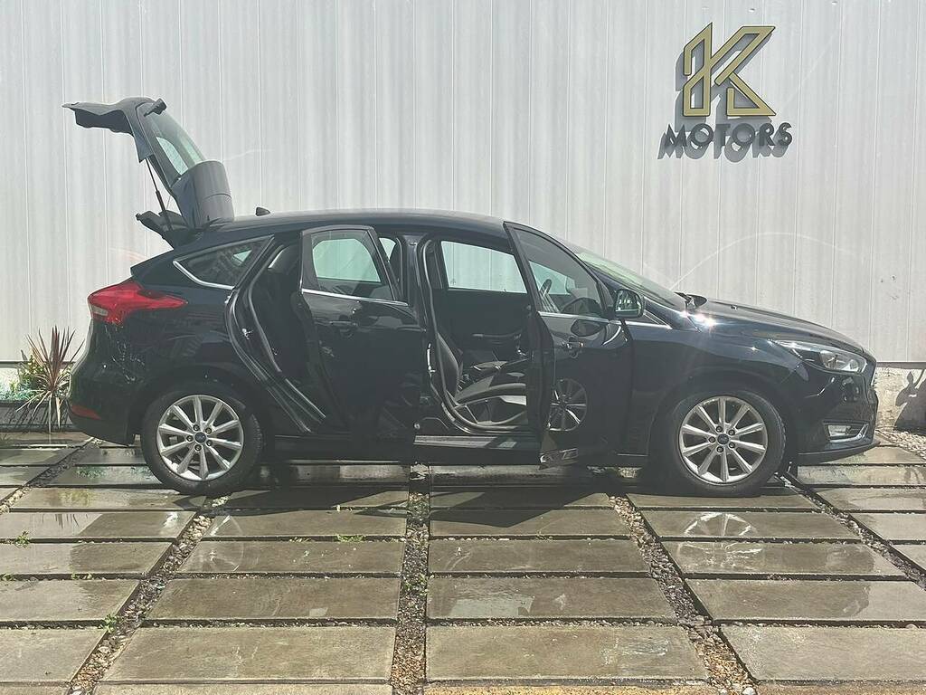 Ford Focus 1.0T Ecoboost Titanium Hatchback Black #4