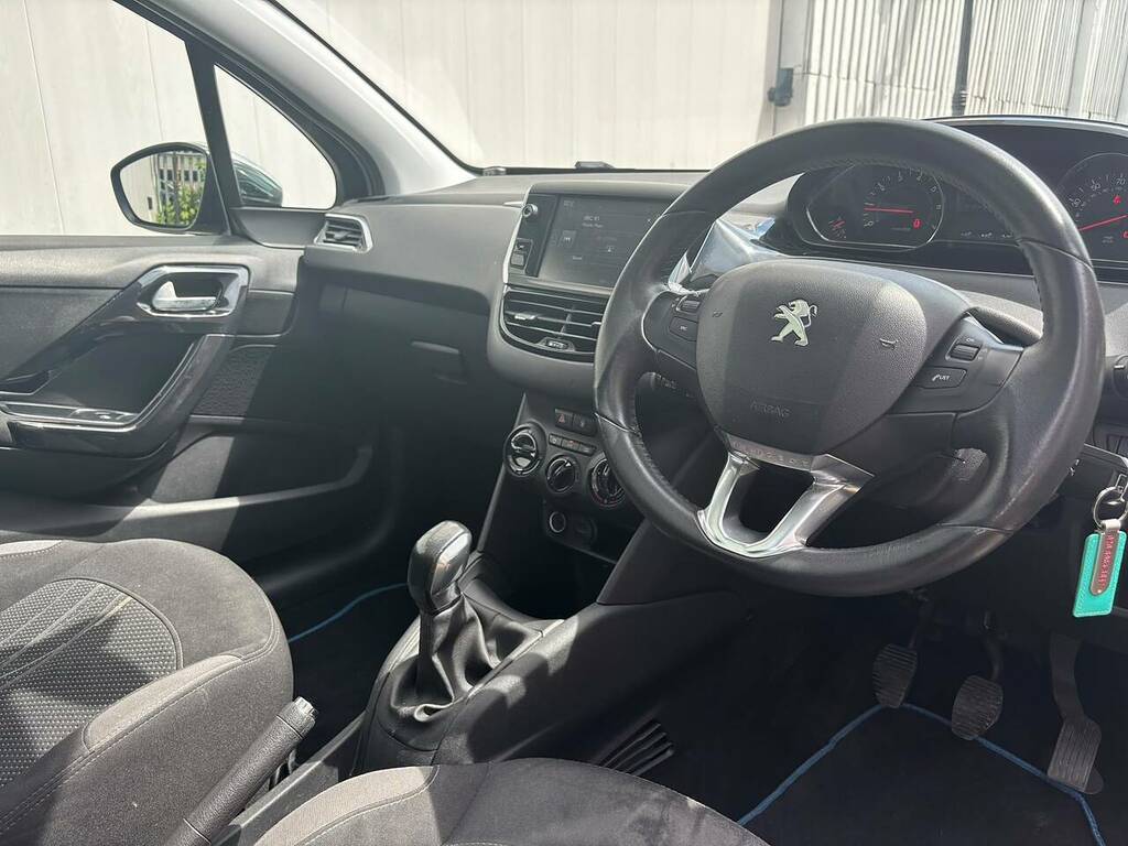 Peugeot 208 1.2 Vti Puretech Style Hatchback Black #5