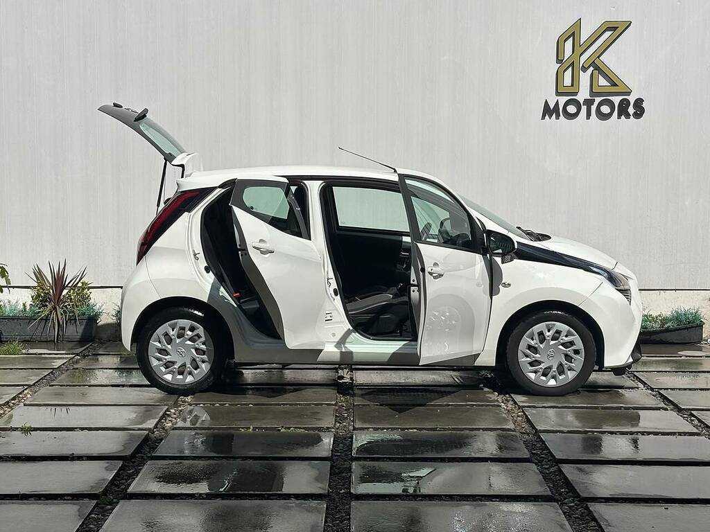 Toyota Aygo 1.0 Vvt-i X-play Hatchback X-shift Euro LG20WPM White #4