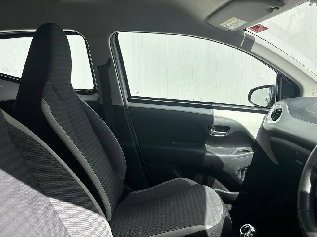 Toyota Aygo 1.0 Vvt-i X-play Hatchback X-shift Euro LG20WPM White #6