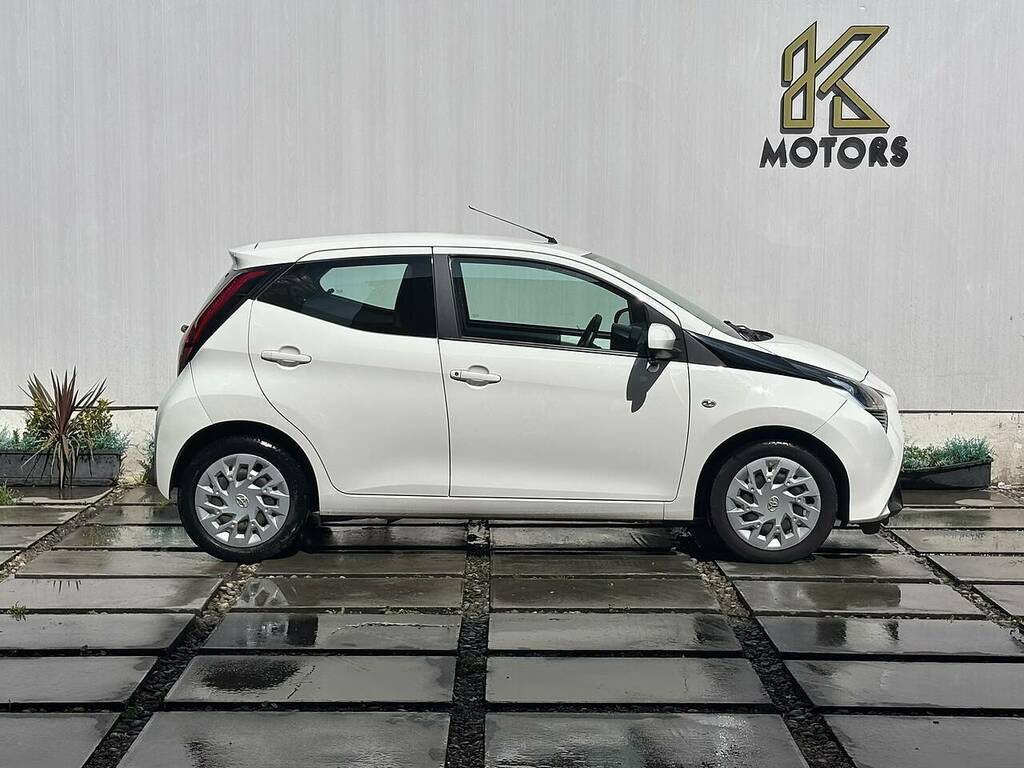 Toyota Aygo 1.0 Vvt-i X-play Hatchback X-shift Euro LG20WPM White #3