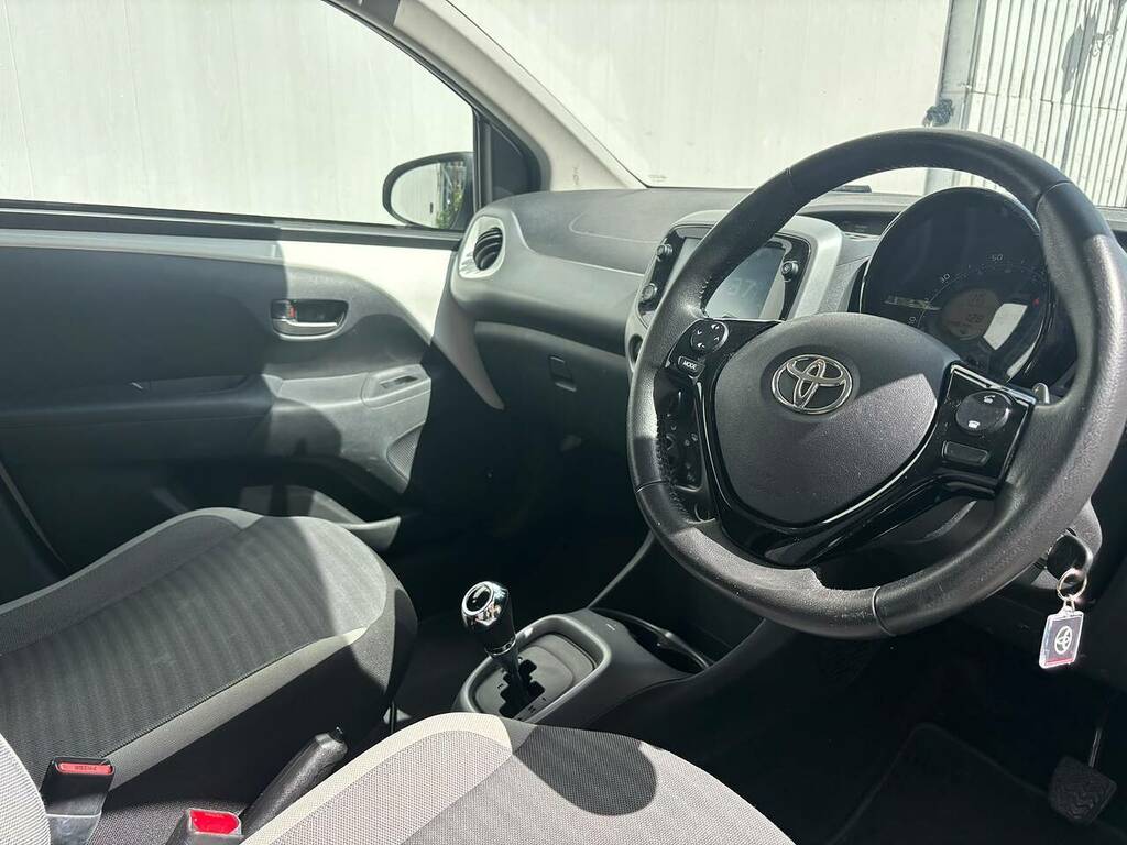 Toyota Aygo 1.0 Vvt-i X-play Hatchback X-shift Euro LG20WPM White #5