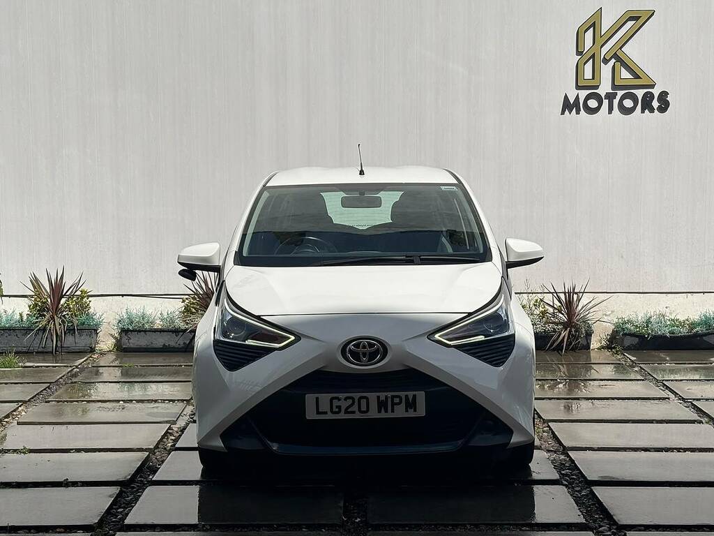 Toyota Aygo 1.0 Vvt-i X-play Hatchback X-shift Euro LG20WPM White #2