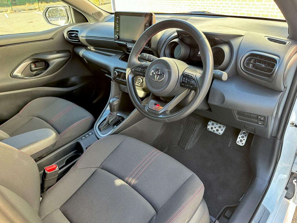 Toyota Yaris Gr Sport White #3