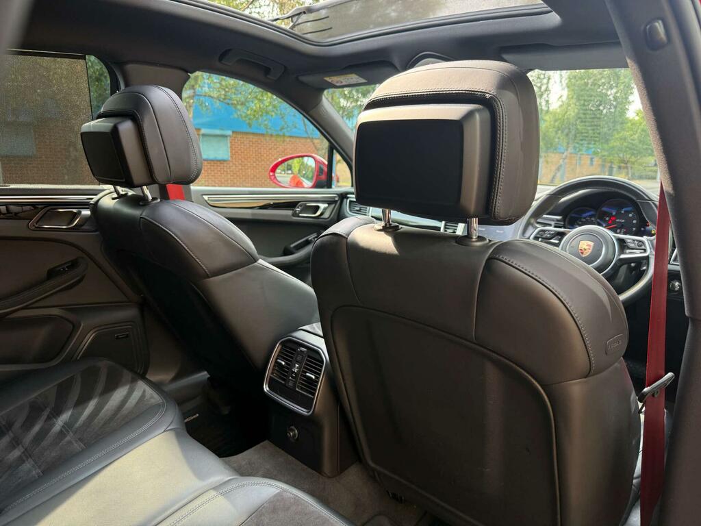 Porsche Macan 3.0 D S Pdk 258 Bhp. 7 Porsche Services-pound Silver #44