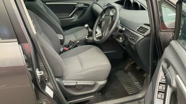 Toyota Verso 1.8 V-matic Active E Silver #9