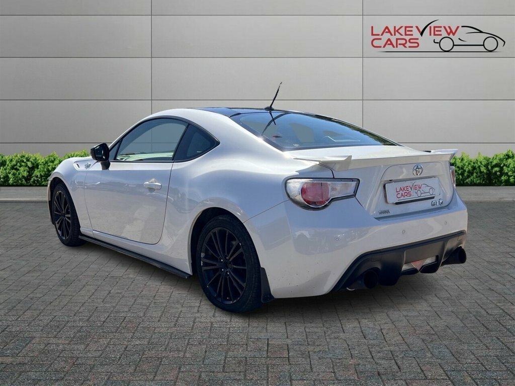 Toyota GT86 Coupe White #2