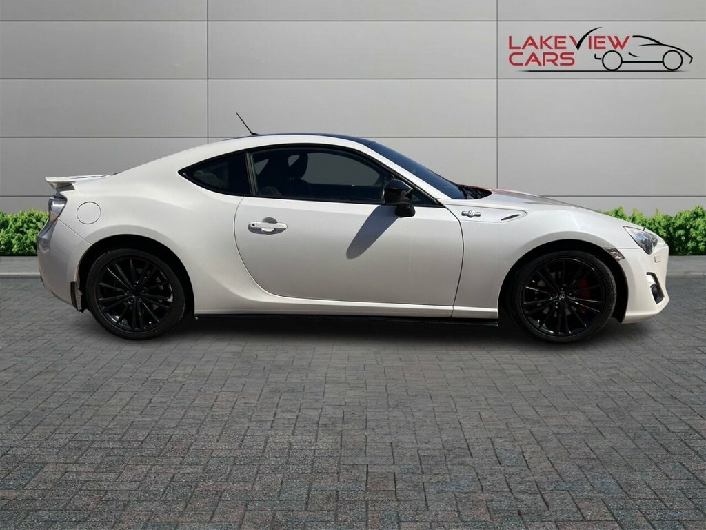 Toyota GT86 Coupe White #3