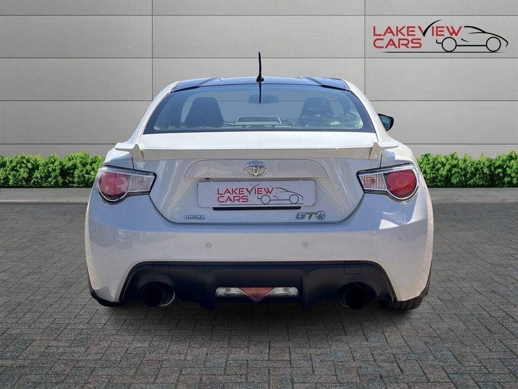 Toyota GT86 Coupe White #4