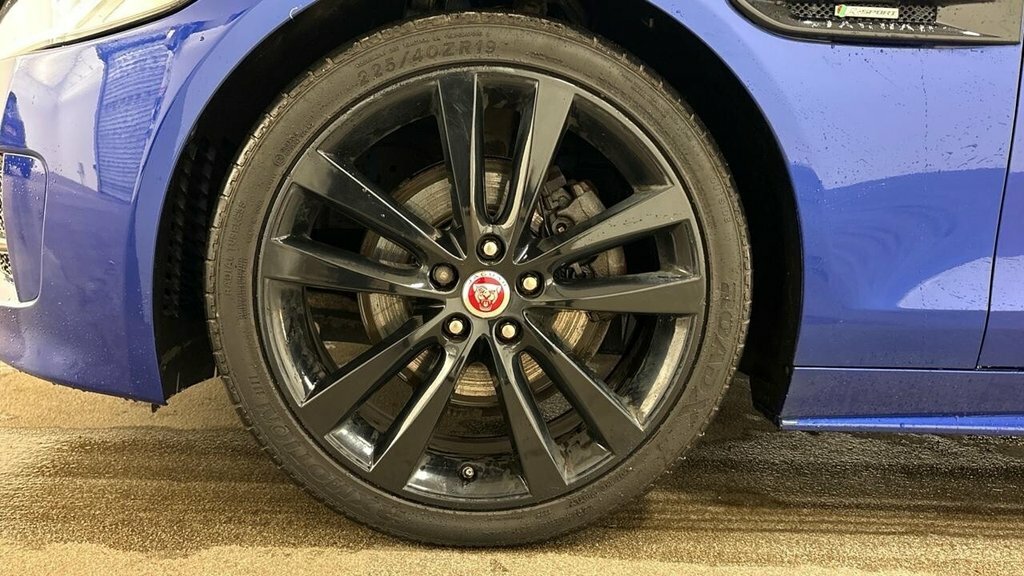 Jaguar XE Black #7