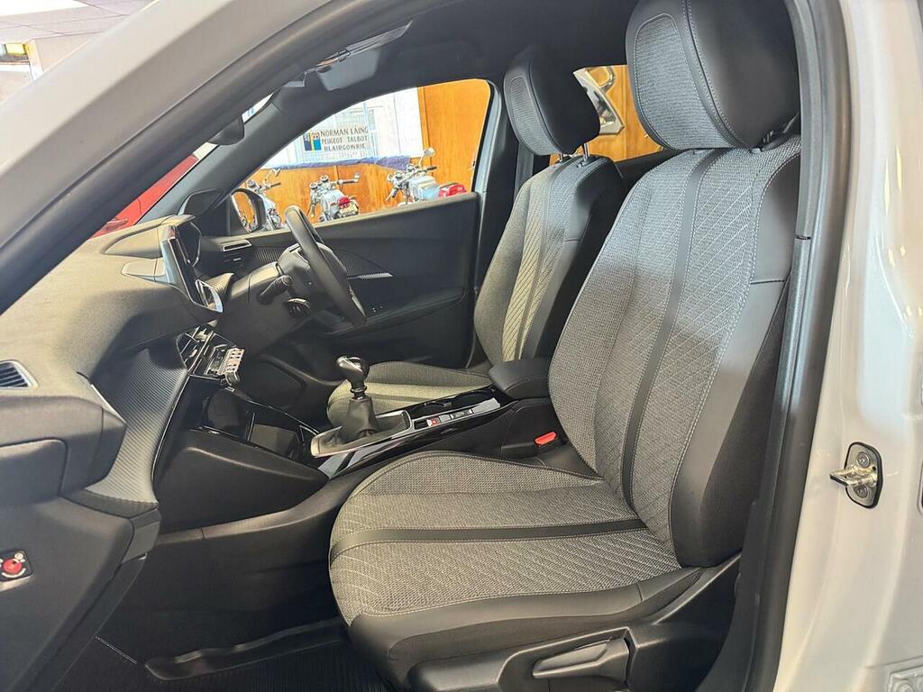 Peugeot 2008 1.2 Puretech Active Red #38