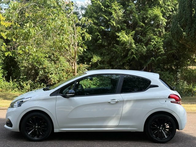Peugeot 208 Puretech Black Edition Hatchback White #5