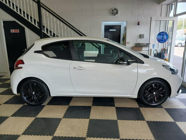 Peugeot 208 Puretech Black Edition Hatchback White #4