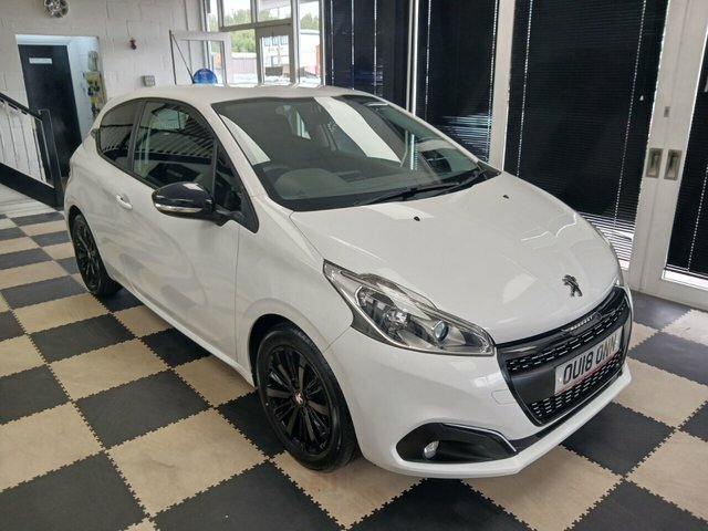 Peugeot 208 Puretech Black Edition Hatchback White #3