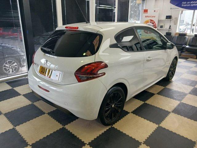 Peugeot 208 Puretech Black Edition Hatchback White #5
