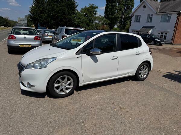 Peugeot 208 Allure 3-Door White #3