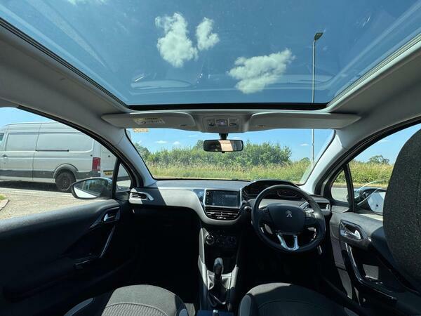 Peugeot 208 Allure 3-Door White #12