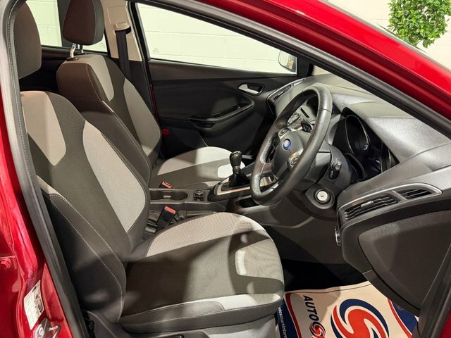 Ford Focus 1.6 Zetec Hatchback Euro 5 105 Red #2