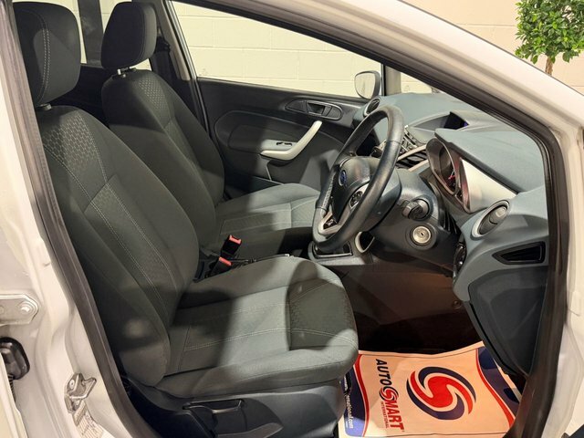 Ford Fiesta 1.6 Titanium Hatchback 134 G Km White #2