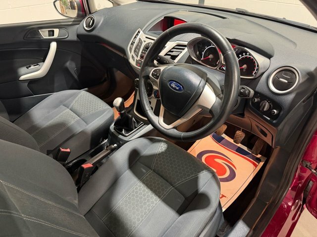 Ford Fiesta 1.25 Zetec Hatchback 129 G Km 8 Red #2