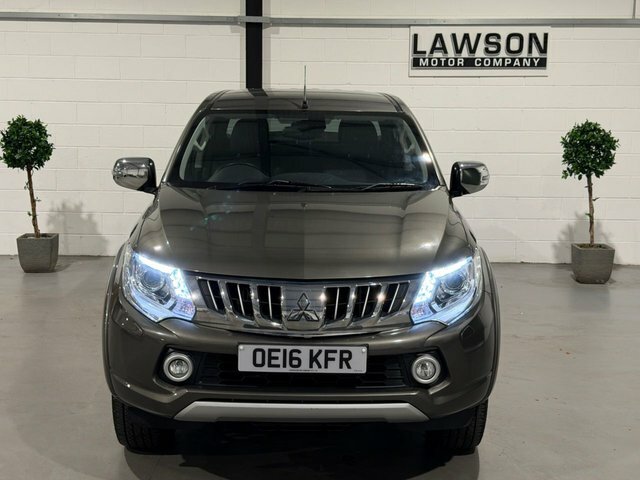 Mitsubishi L200 Pickup White #59