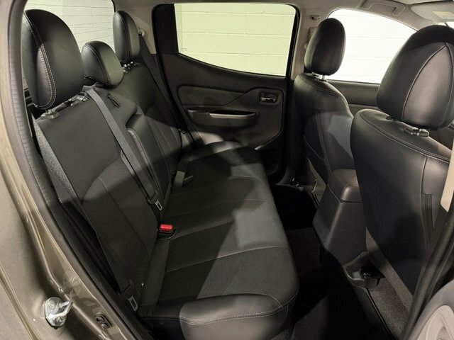 Mitsubishi L200 2.4 Di-d Dc Warrior Pickup Double Cab M Green #4