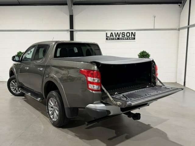 Mitsubishi L200 Pickup White #29