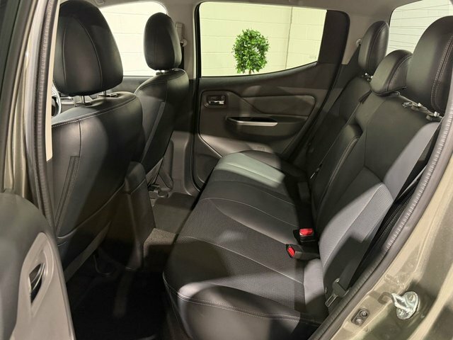 Mitsubishi L200 Pickup White #44