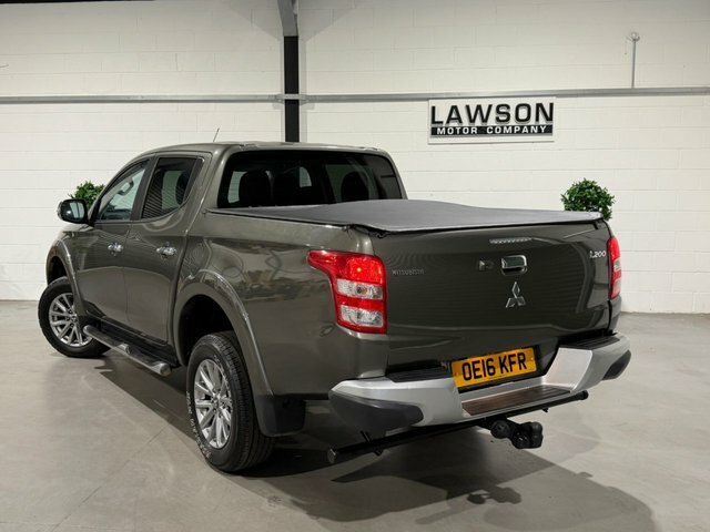 Mitsubishi L200 Pickup White #28