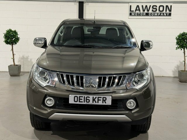 Mitsubishi L200 Pickup White #60