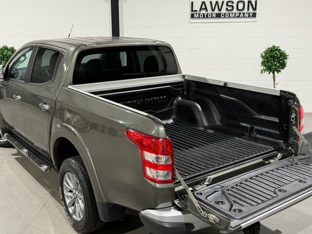 Mitsubishi L200 Pickup White #31