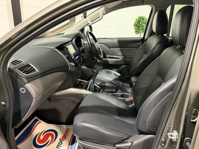 Mitsubishi L200 Pickup White #42