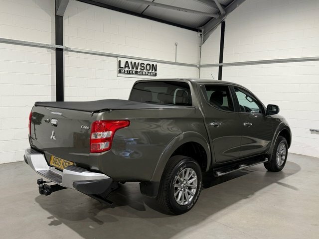 Mitsubishi L200 Pickup White #55