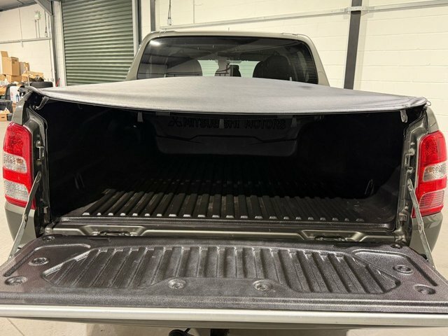 Mitsubishi L200 Pickup White #32