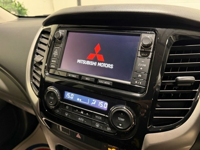 Mitsubishi L200 Pickup White #25