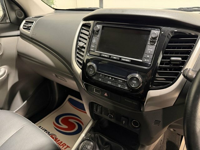 Mitsubishi L200 Pickup White #17