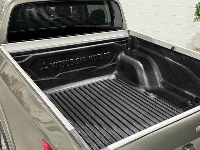 Mitsubishi L200 Pickup White #35