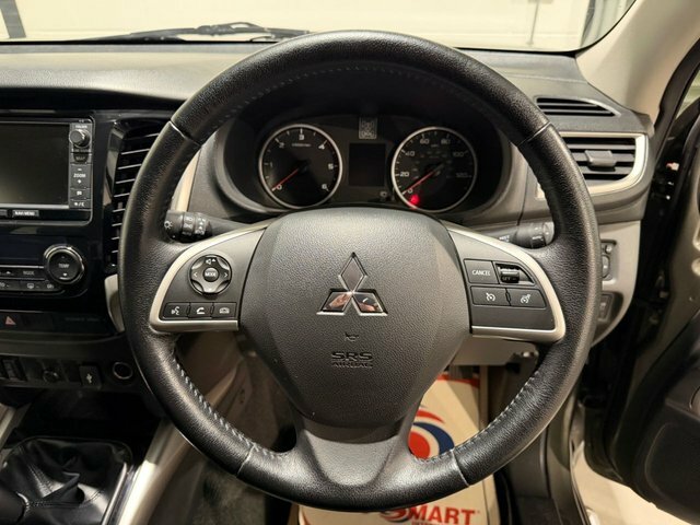 Mitsubishi L200 Pickup White #23