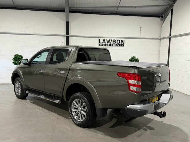 Mitsubishi L200 Pickup White #41