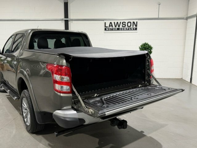 Mitsubishi L200 Pickup White #30