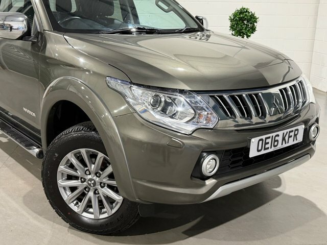 Mitsubishi L200 Pickup White #8