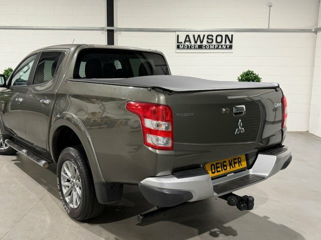 Mitsubishi L200 Pickup White #40