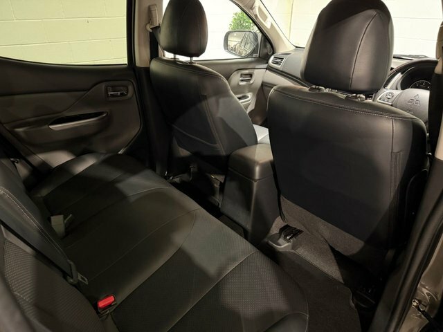 Mitsubishi L200 2.4 Di-d Dc Warrior Pickup Double Cab M Green #5