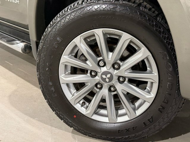 Mitsubishi L200 Pickup White #9