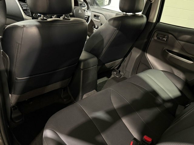 Mitsubishi L200 Pickup White #49