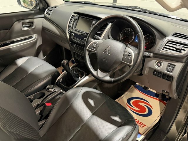Mitsubishi L200 2.4 Di-d Dc Warrior Pickup Double Cab M Green #2